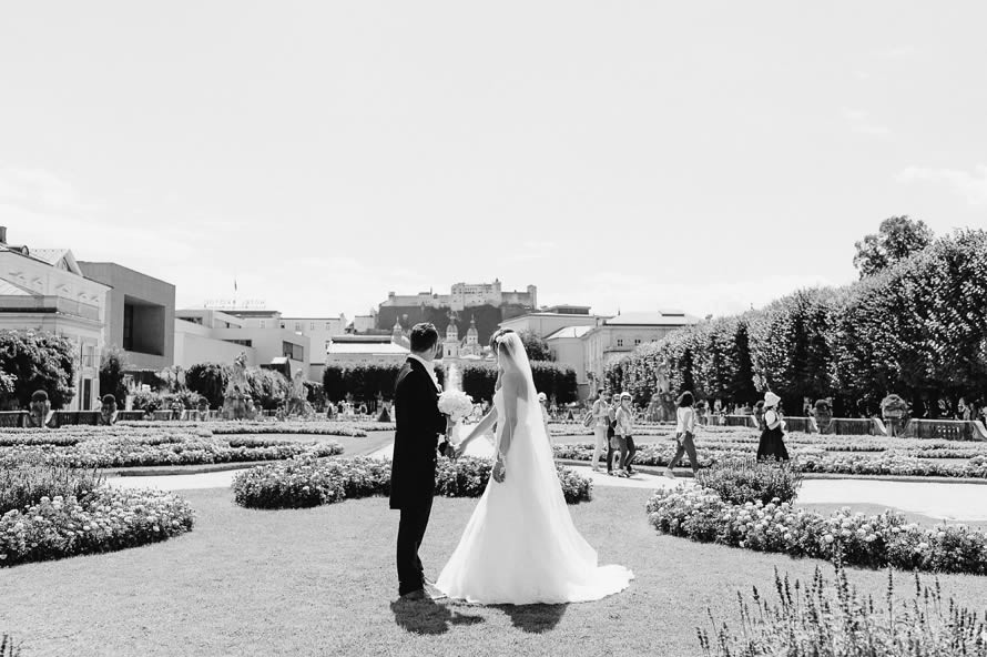 Brautpaar im Schlossgarten Mirabell Salzburg