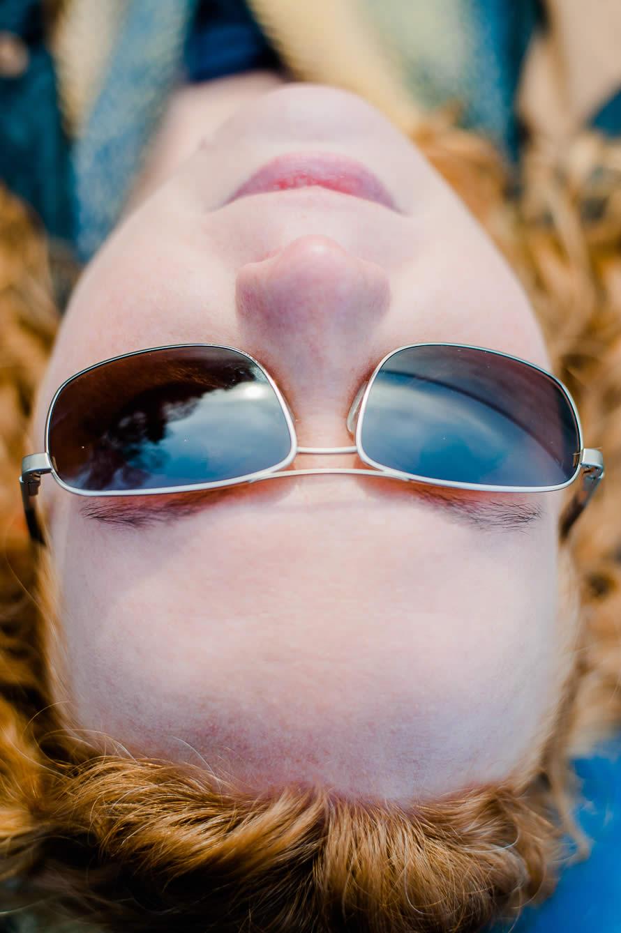 Portrait von Frau ganz nah mit Sonnenbrille