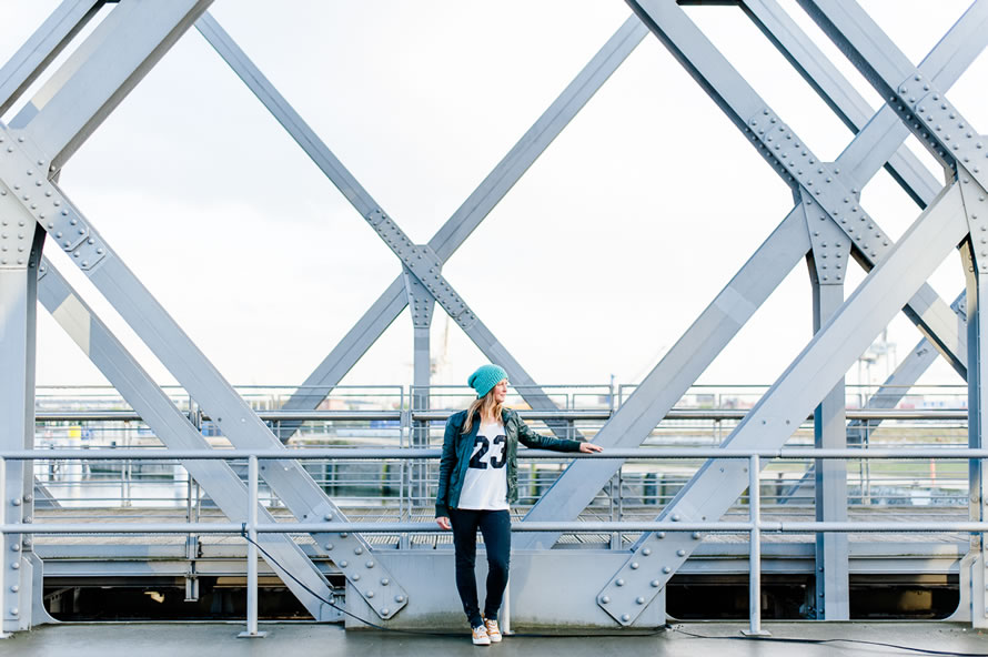 Portrait fotos von Katja auf der Brücke