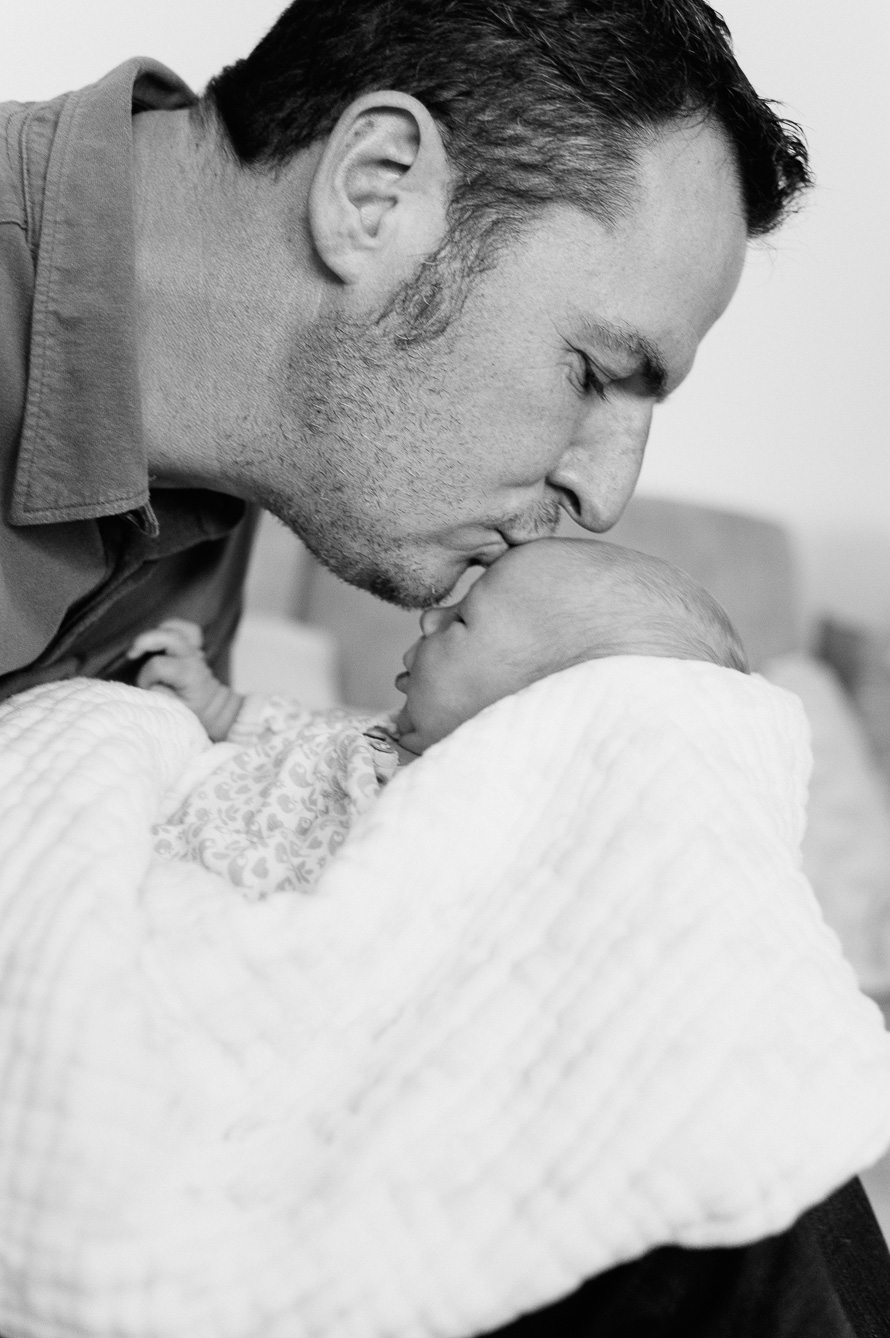 Papa küsst seine Tochter auf die Stirn