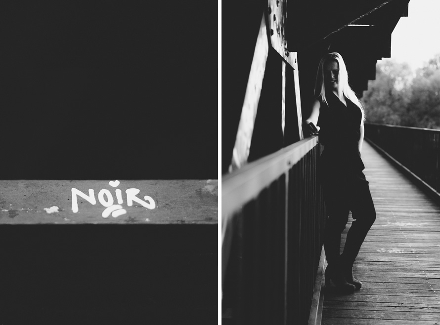 Schwarzweiss Foto von Noir & Christin auf der Brücke 